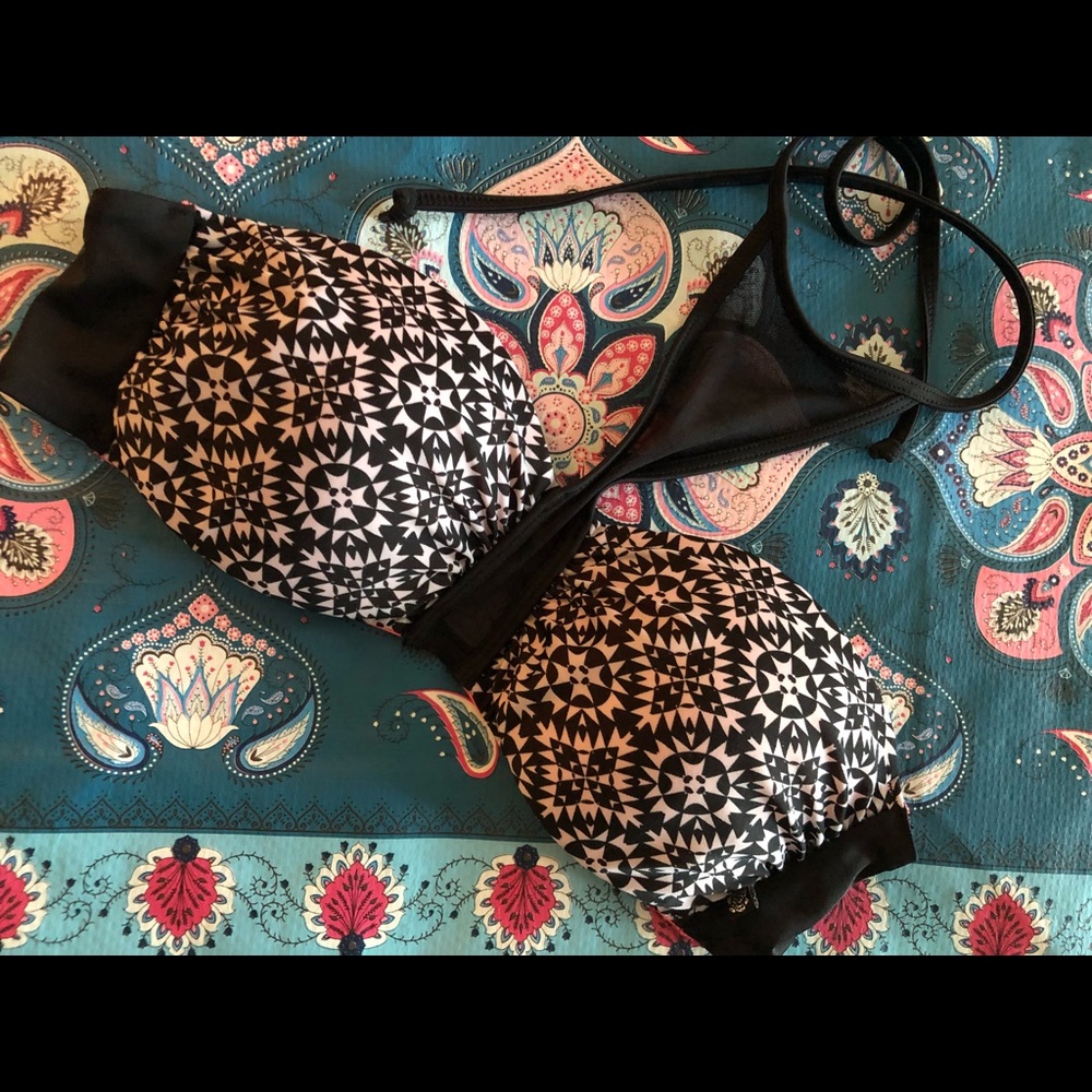 Black & White Print LaVieEnRose bikini top (New!)